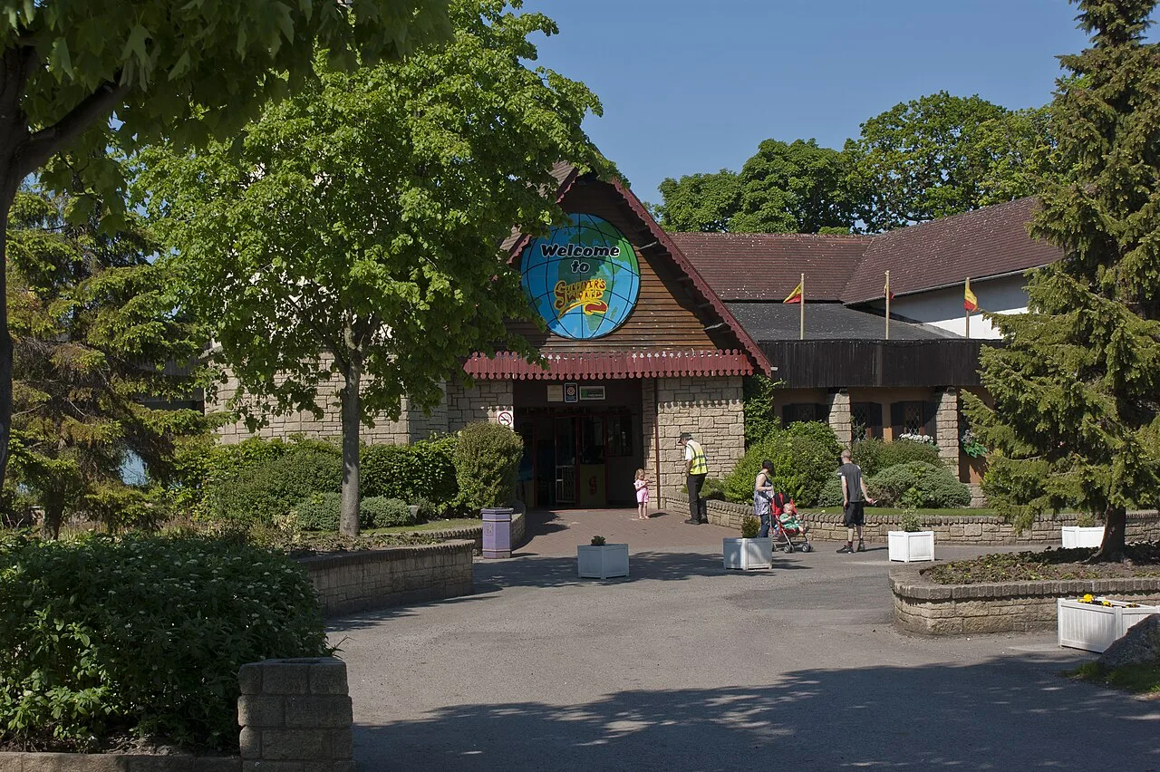 The entrance building of Gulliver's World in Warrington, with a round Welcome to Gulliver's sign over the doors