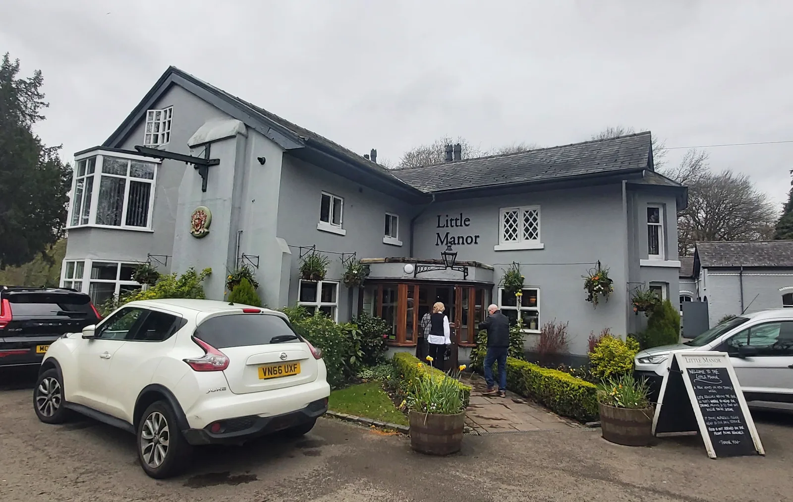 Little Manor on Bell Lane in Thelwall, a Brunning & Price pub